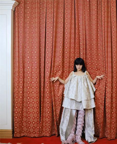 清纯是她,古灵精怪也是她:文淇化身中世纪神秘少女出镜《woke magazin