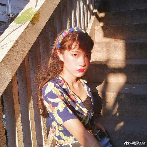 组图:南林校花古灵精怪 波点发带尽显复古